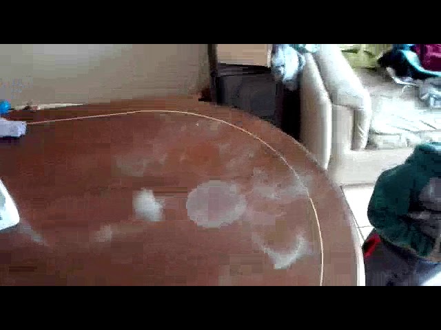 Cómo quitar las manchas blancas de calor en madera