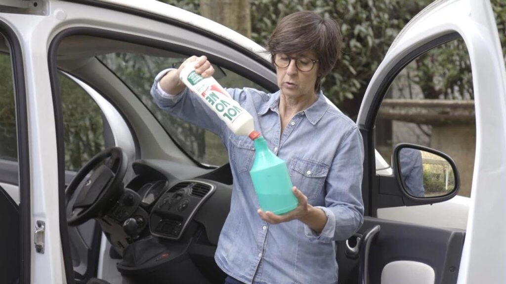 Cómo quitar las manchas del salpicadero del coche
