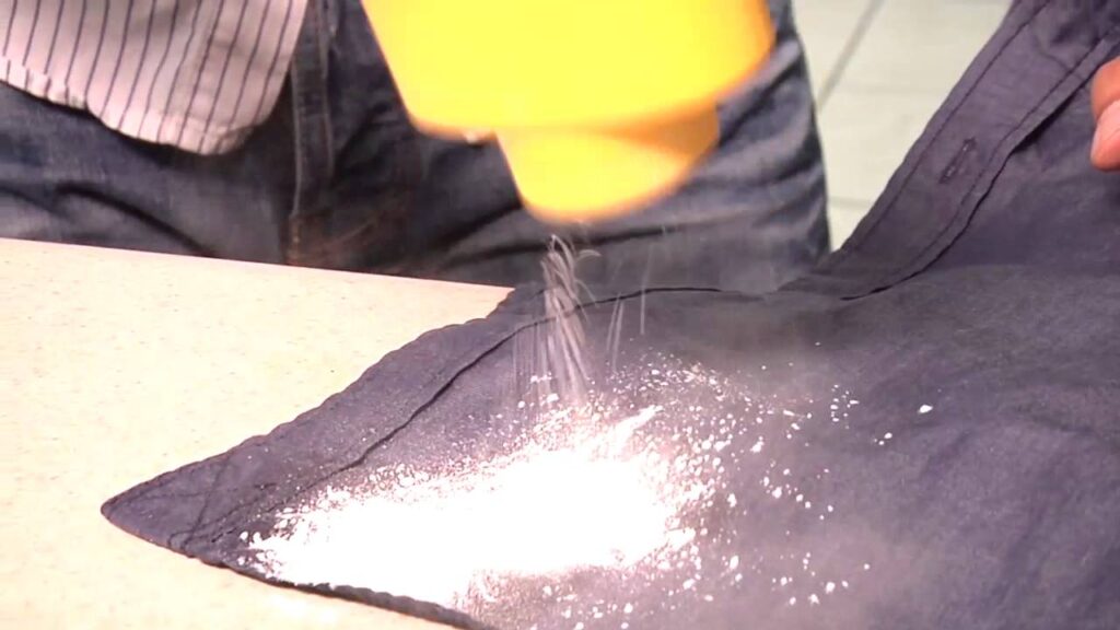 Cómo quitar las manchas de aceite en la ropa con talco